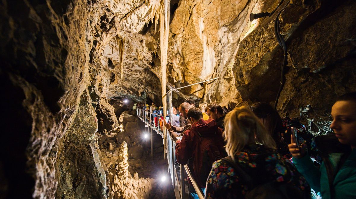 Podívejte se do jeskyní, kterými turisté poprvé propluli před 90 lety